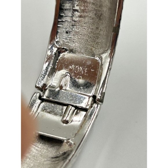 Vintage MONET Signed Hinged Bangle Bracelet Silver Tone Fish Scales Pattern - Picture 4 of 9